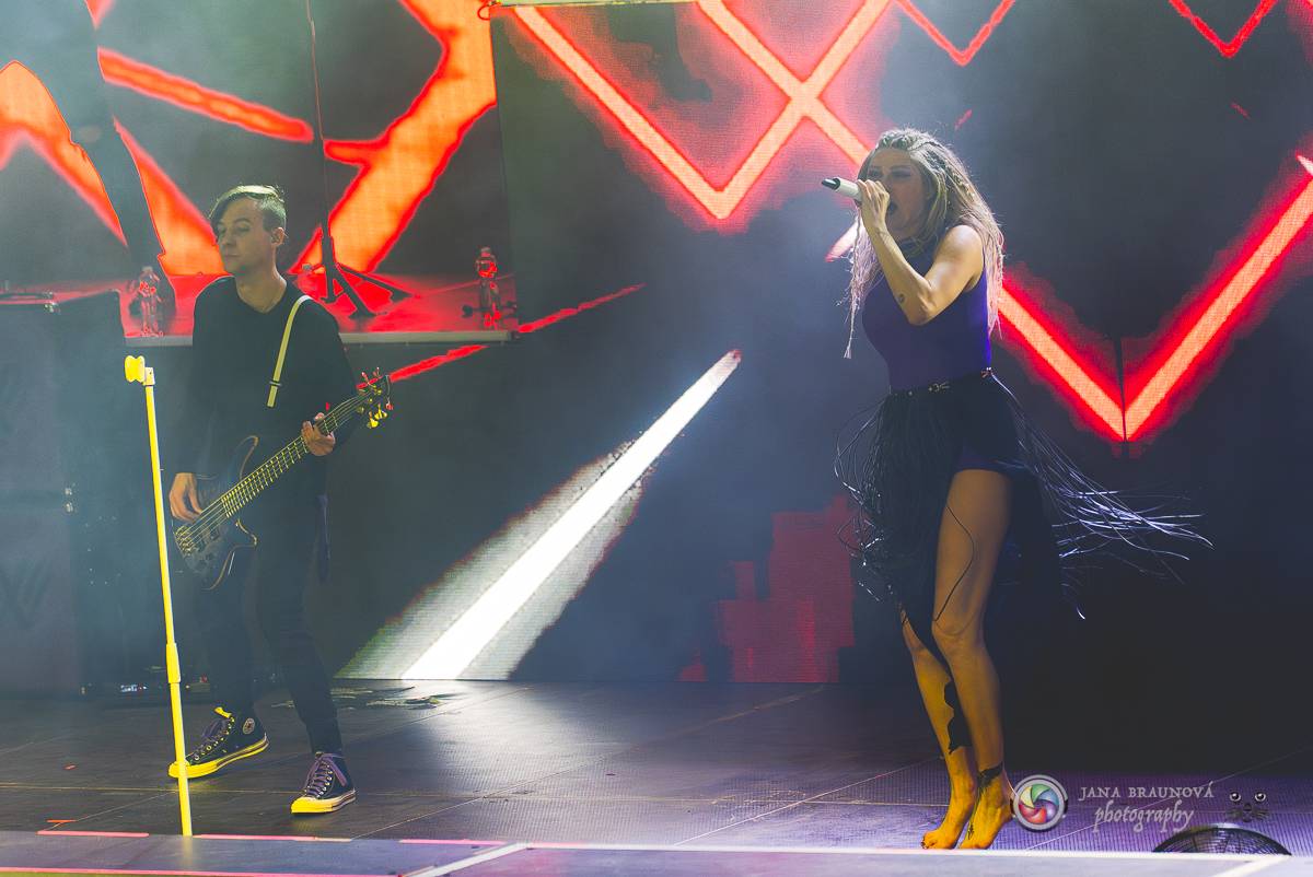 Jamaron si splnili sen. Ve Foru Karlín předvedli energickou show plnou ohňů, vzpomínali i na zesnulého Filipa Karlíka