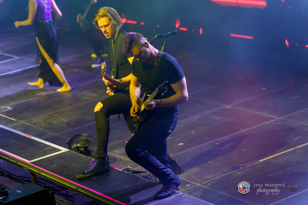 Jamaron si splnili sen. Ve Foru Karlín předvedli energickou show plnou ohňů, vzpomínali i na zesnulého Filipa Karlíka
