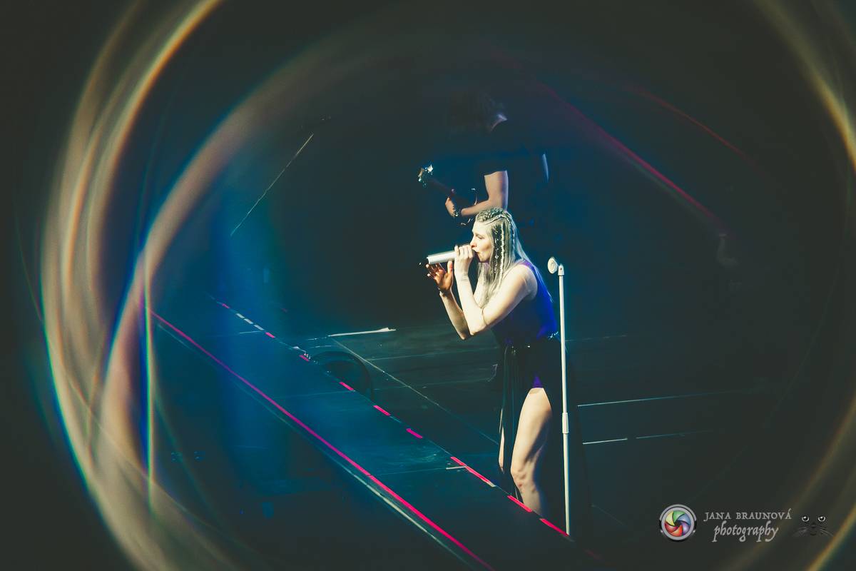 Jamaron si splnili sen. Ve Foru Karlín předvedli energickou show plnou ohňů, vzpomínali i na zesnulého Filipa Karlíka