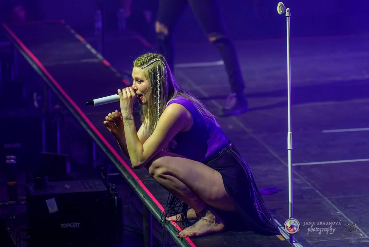 Jamaron si splnili sen. Ve Foru Karlín předvedli energickou show plnou ohňů, vzpomínali i na zesnulého Filipa Karlíka