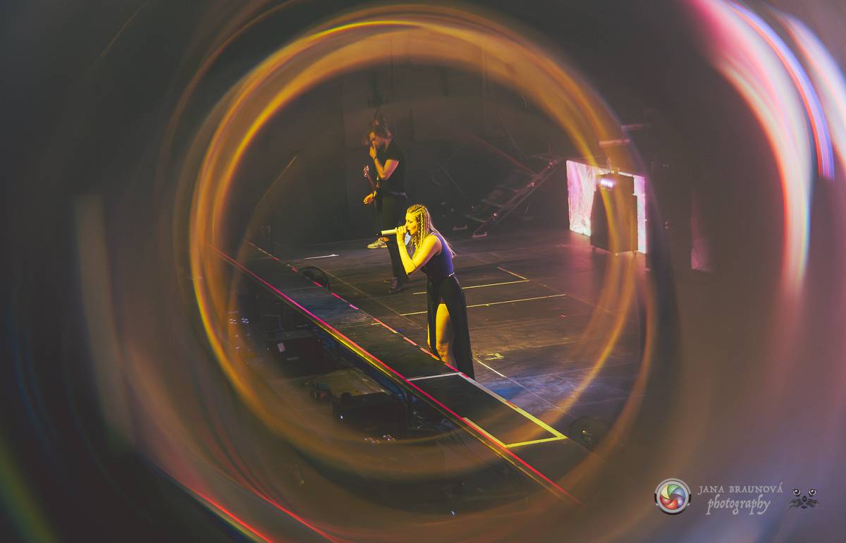 Jamaron si splnili sen. Ve Foru Karlín předvedli energickou show plnou ohňů, vzpomínali i na zesnulého Filipa Karlíka