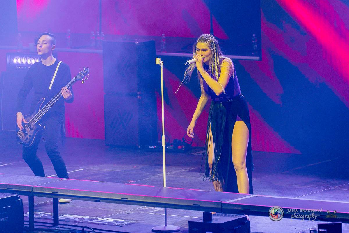 Jamaron si splnili sen. Ve Foru Karlín předvedli energickou show plnou ohňů, vzpomínali i na zesnulého Filipa Karlíka