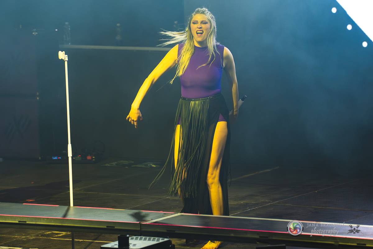 Jamaron si splnili sen. Ve Foru Karlín předvedli energickou show plnou ohňů, vzpomínali i na zesnulého Filipa Karlíka