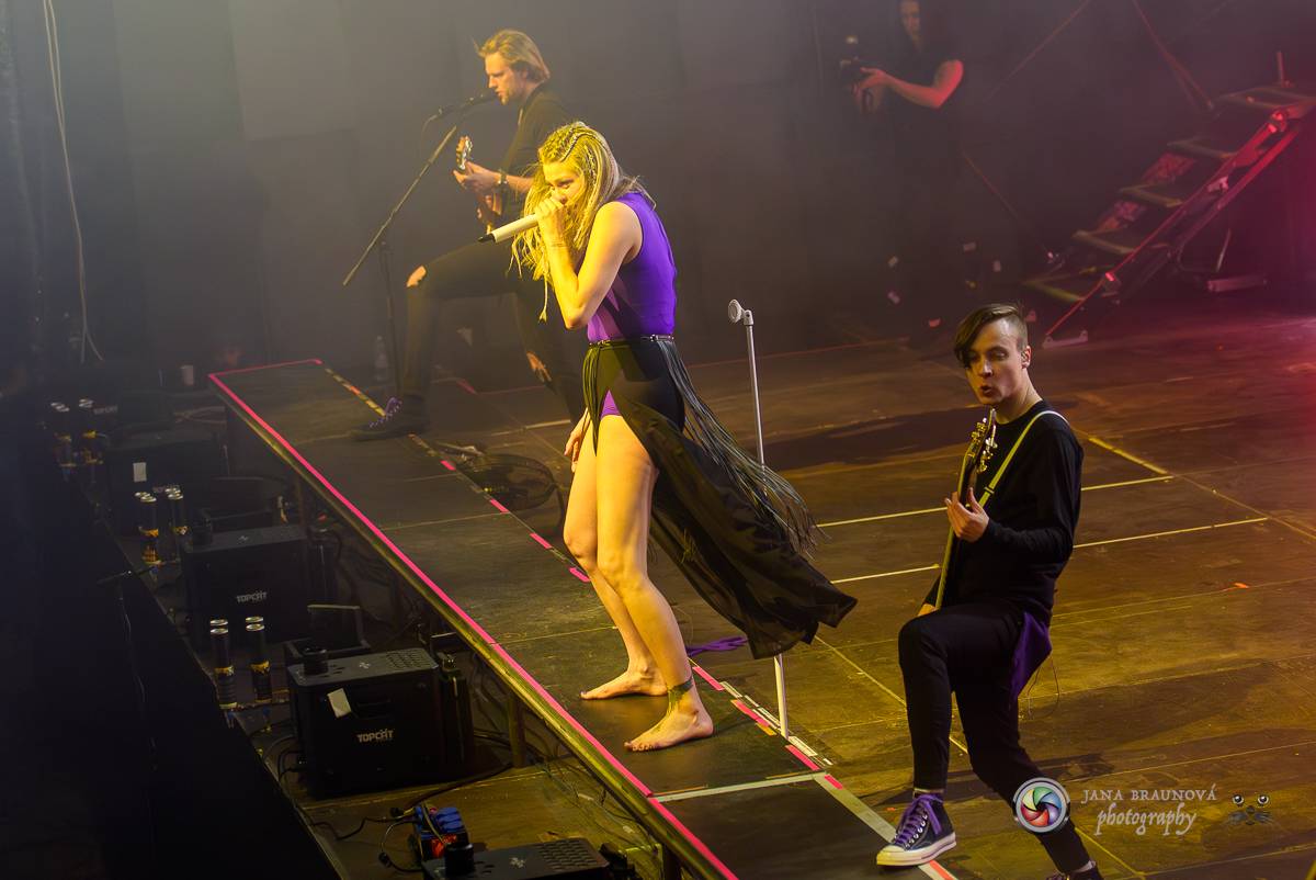 Jamaron si splnili sen. Ve Foru Karlín předvedli energickou show plnou ohňů, vzpomínali i na zesnulého Filipa Karlíka