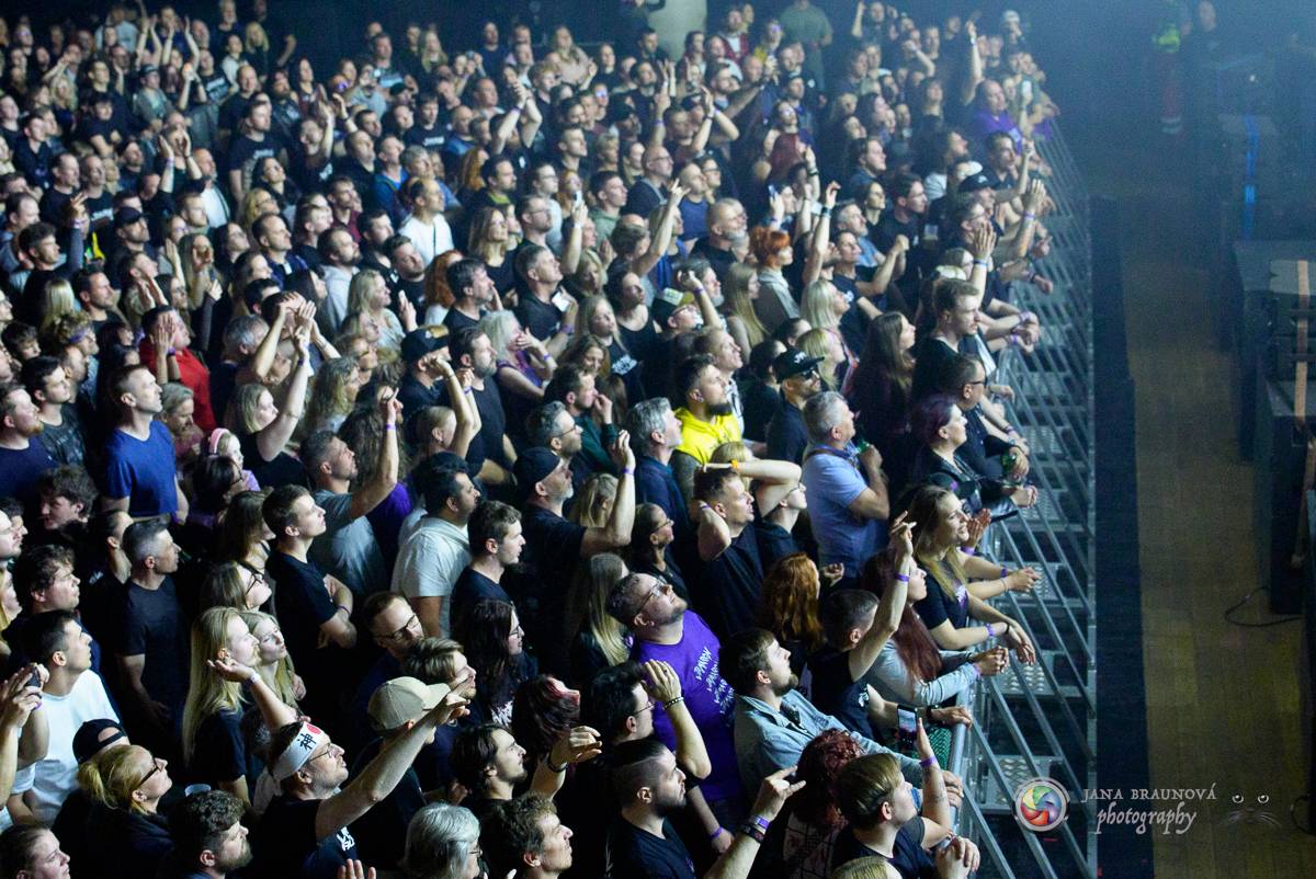 Jamaron si splnili sen. Ve Foru Karlín předvedli energickou show plnou ohňů, vzpomínali i na zesnulého Filipa Karlíka