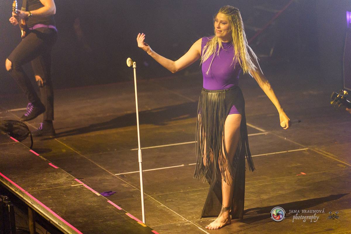 Jamaron si splnili sen. Ve Foru Karlín předvedli energickou show plnou ohňů, vzpomínali i na zesnulého Filipa Karlíka