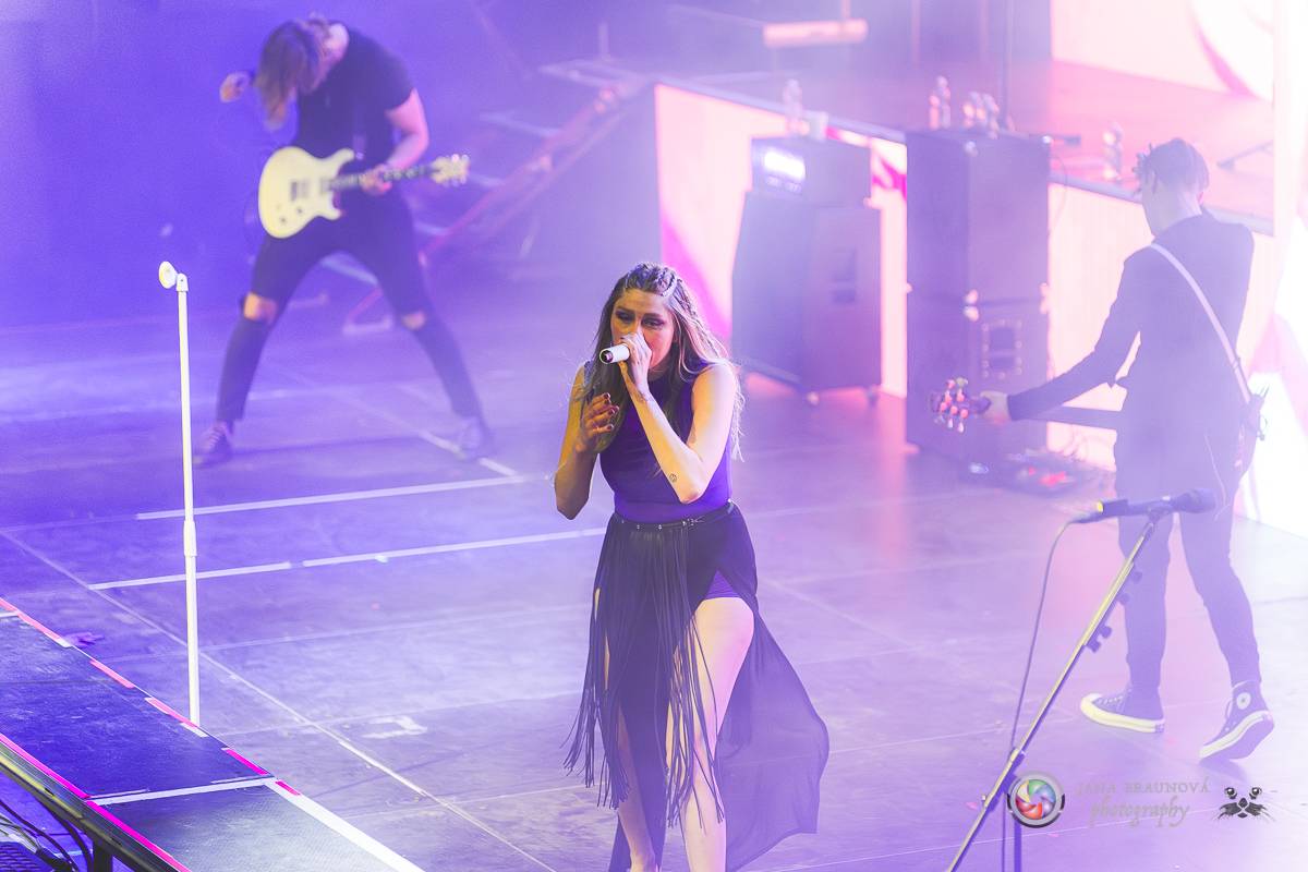 Jamaron si splnili sen. Ve Foru Karlín předvedli energickou show plnou ohňů, vzpomínali i na zesnulého Filipa Karlíka