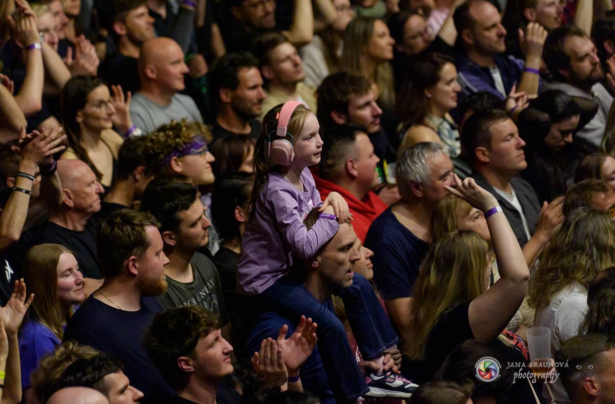 Jamaron si splnili sen. Ve Foru Karlín předvedli energickou show plnou ohňů, vzpomínali i na zesnulého Filipa Karlíka