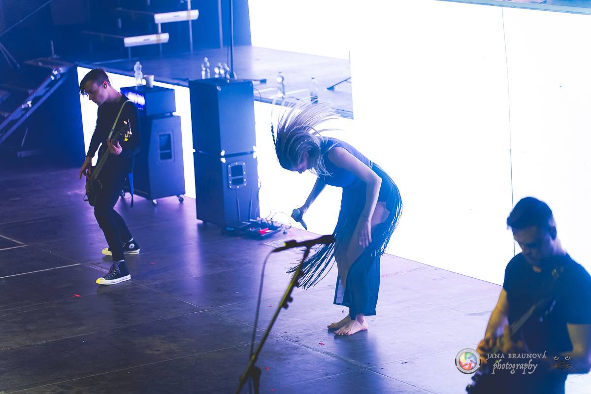 Jamaron si splnili sen. Ve Foru Karlín předvedli energickou show plnou ohňů, vzpomínali i na zesnulého Filipa Karlíka