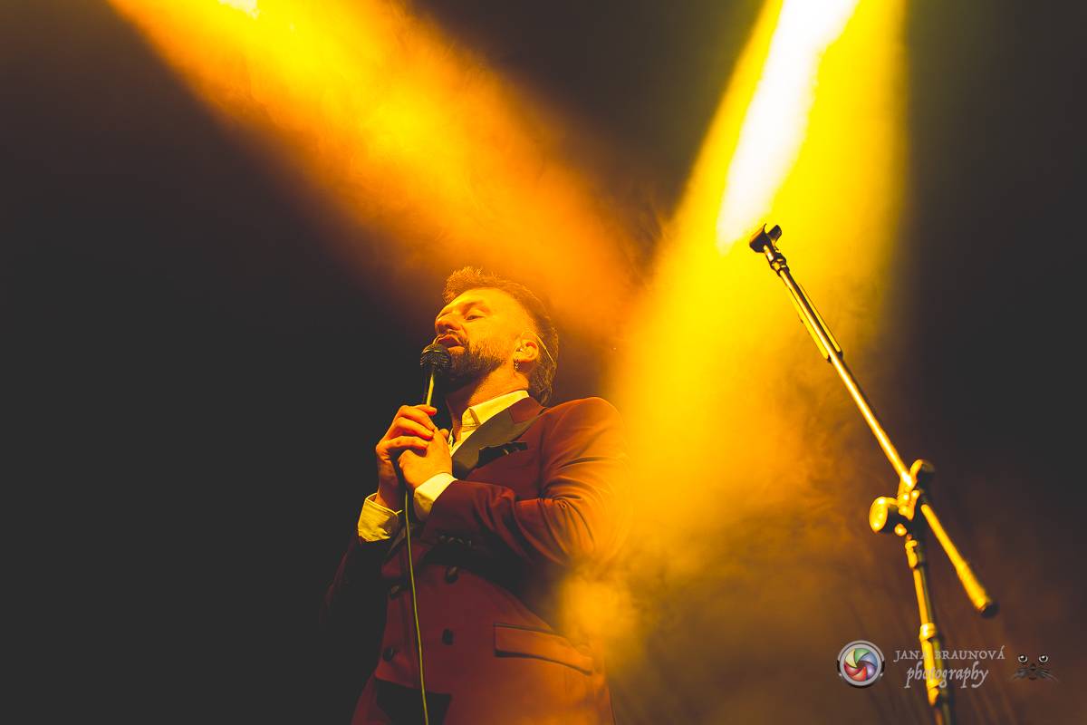 Jamaron si splnili sen. Ve Foru Karlín předvedli energickou show plnou ohňů, vzpomínali i na zesnulého Filipa Karlíka