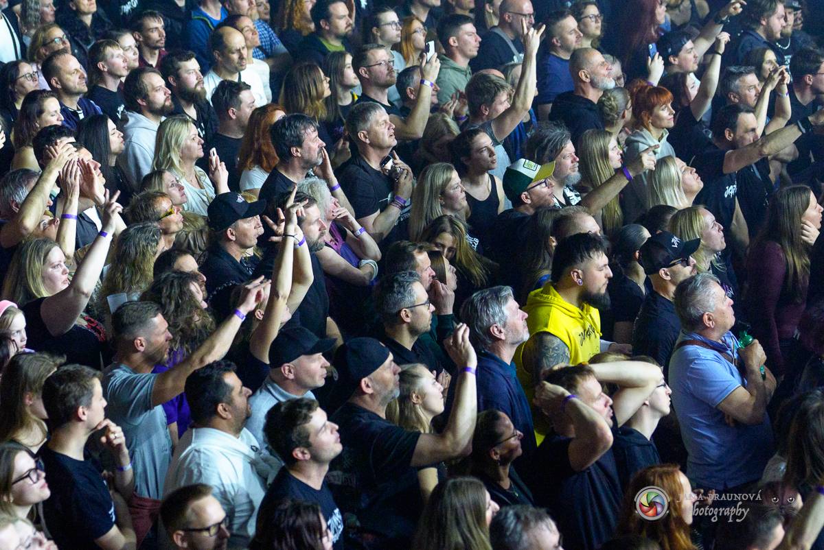 Jamaron si splnili sen. Ve Foru Karlín předvedli energickou show plnou ohňů, vzpomínali i na zesnulého Filipa Karlíka