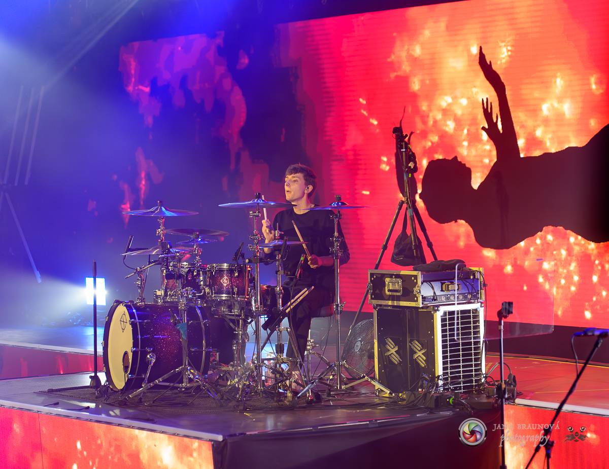 Jamaron si splnili sen. Ve Foru Karlín předvedli energickou show plnou ohňů, vzpomínali i na zesnulého Filipa Karlíka