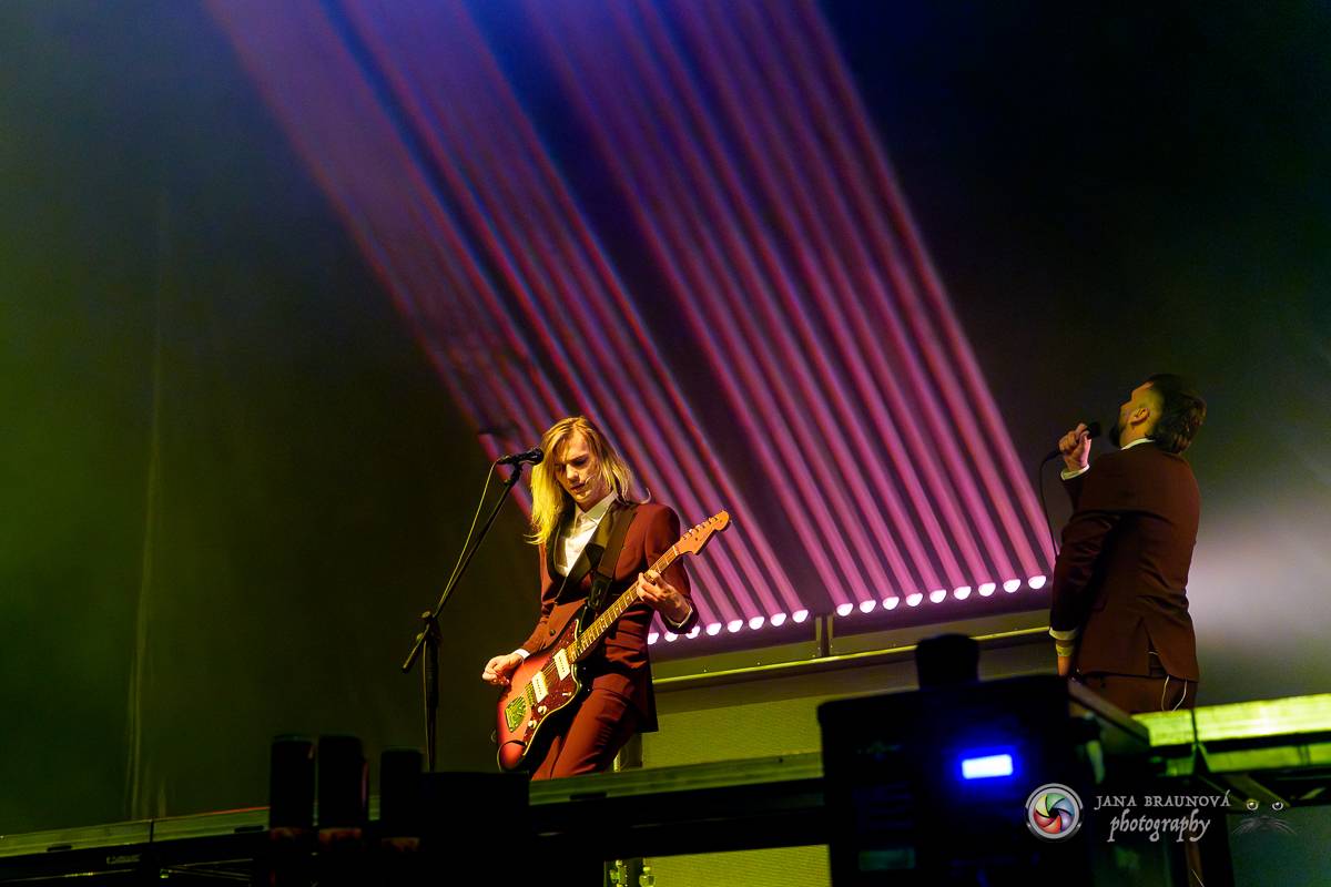 Jamaron si splnili sen. Ve Foru Karlín předvedli energickou show plnou ohňů, vzpomínali i na zesnulého Filipa Karlíka