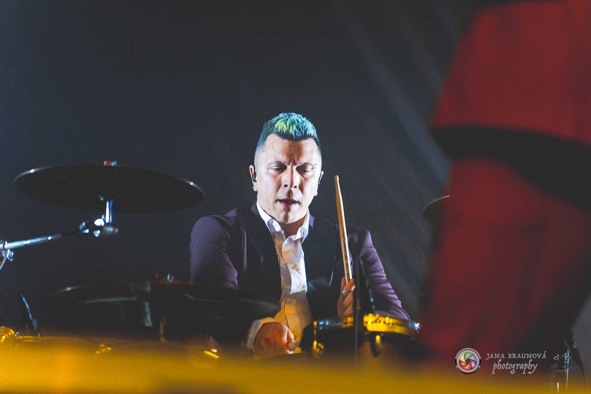 Jamaron si splnili sen. Ve Foru Karlín předvedli energickou show plnou ohňů, vzpomínali i na zesnulého Filipa Karlíka