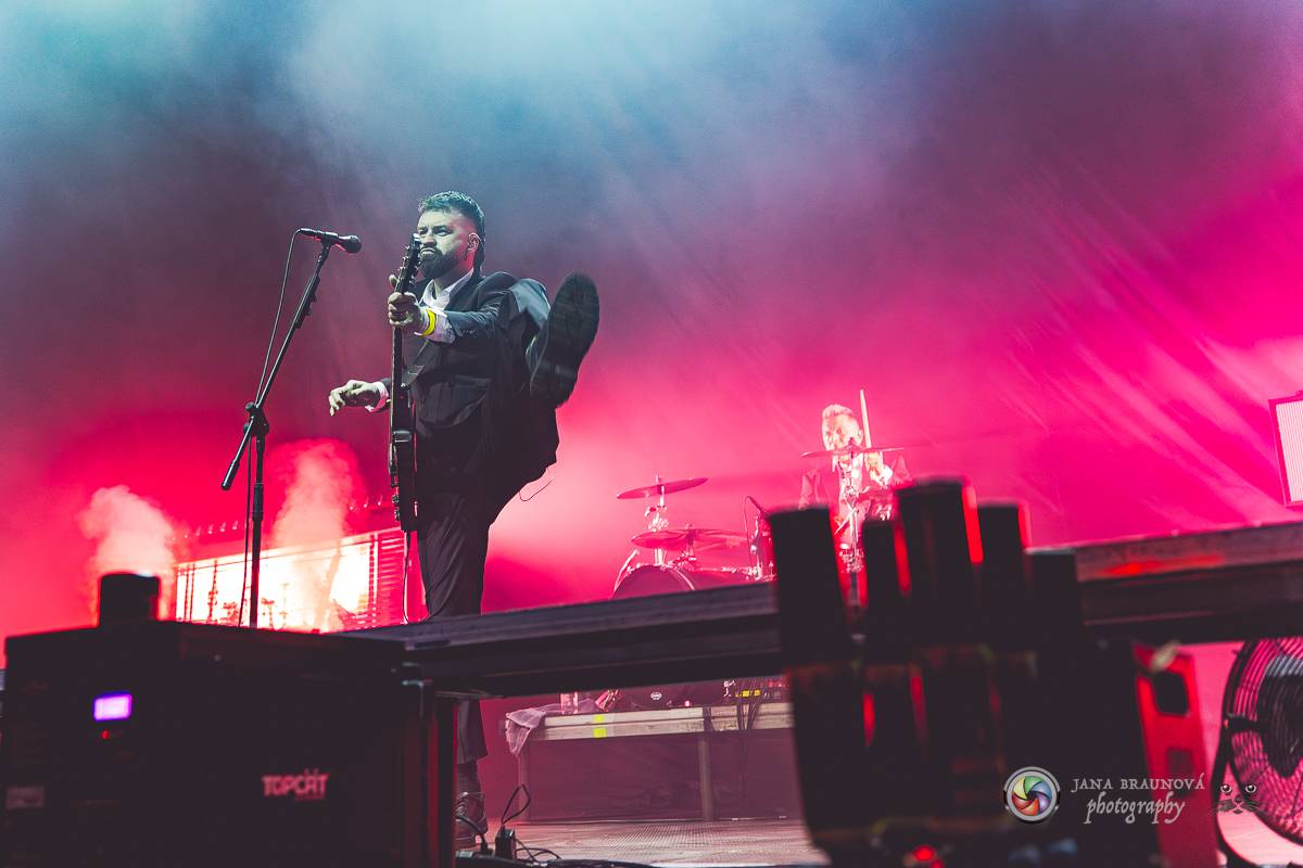 Jamaron si splnili sen. Ve Foru Karlín předvedli energickou show plnou ohňů, vzpomínali i na zesnulého Filipa Karlíka