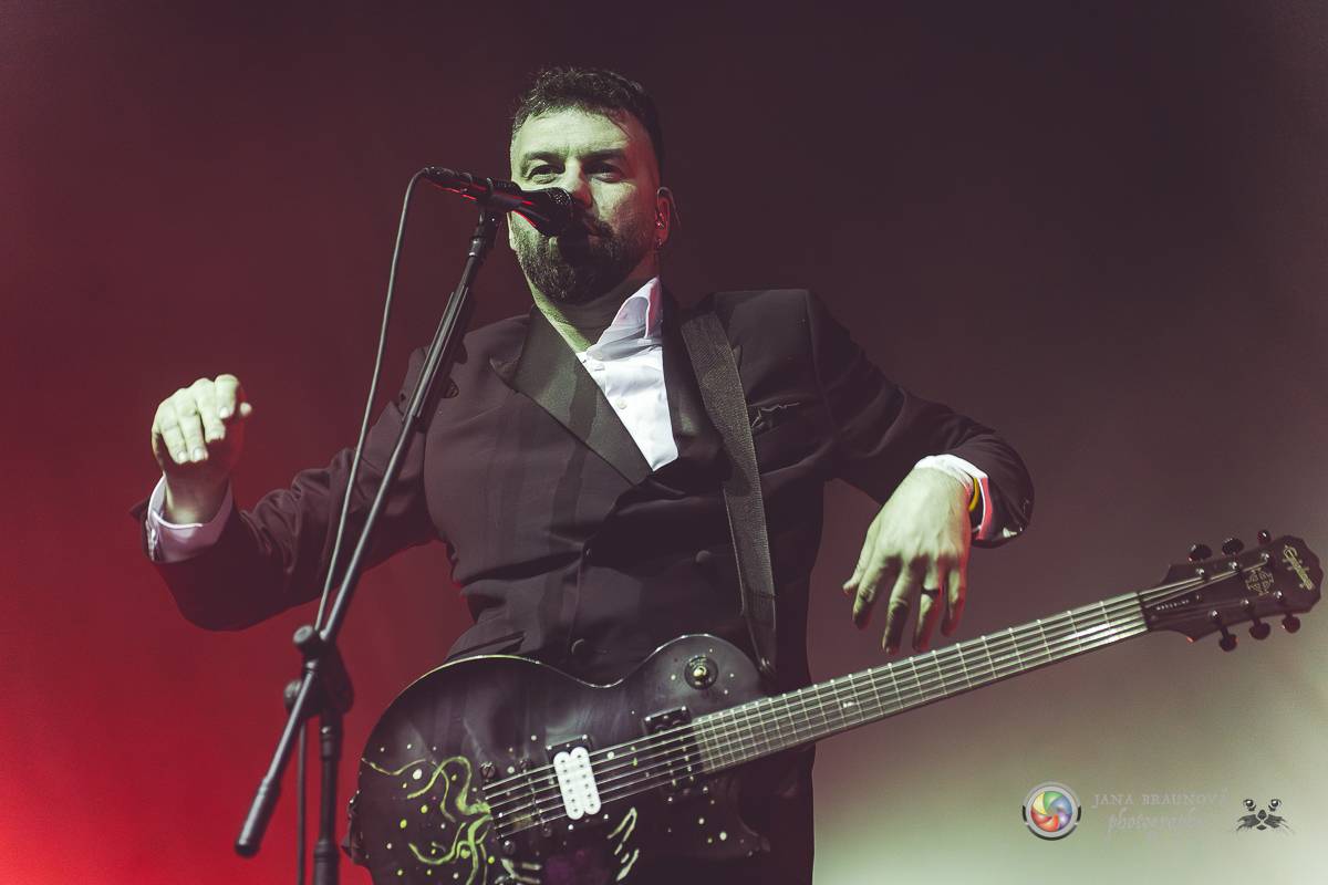 Jamaron si splnili sen. Ve Foru Karlín předvedli energickou show plnou ohňů, vzpomínali i na zesnulého Filipa Karlíka