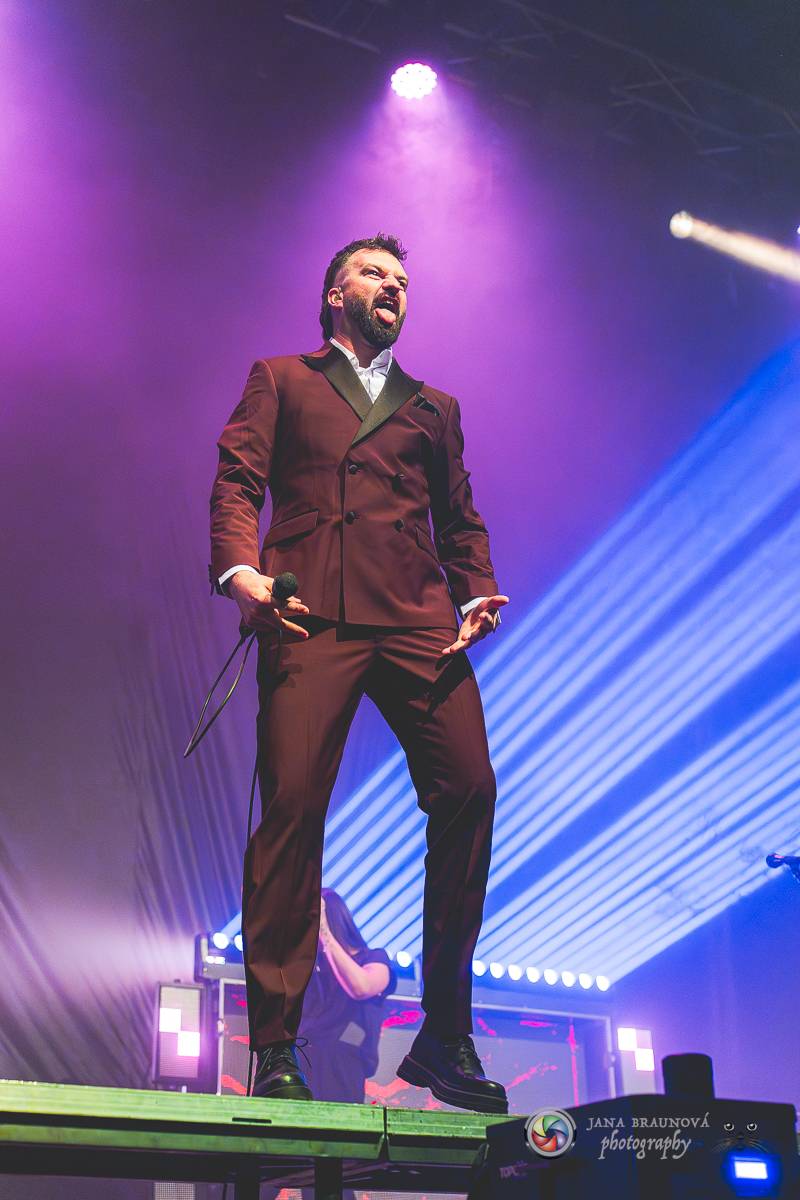 Jamaron si splnili sen. Ve Foru Karlín předvedli energickou show plnou ohňů, vzpomínali i na zesnulého Filipa Karlíka