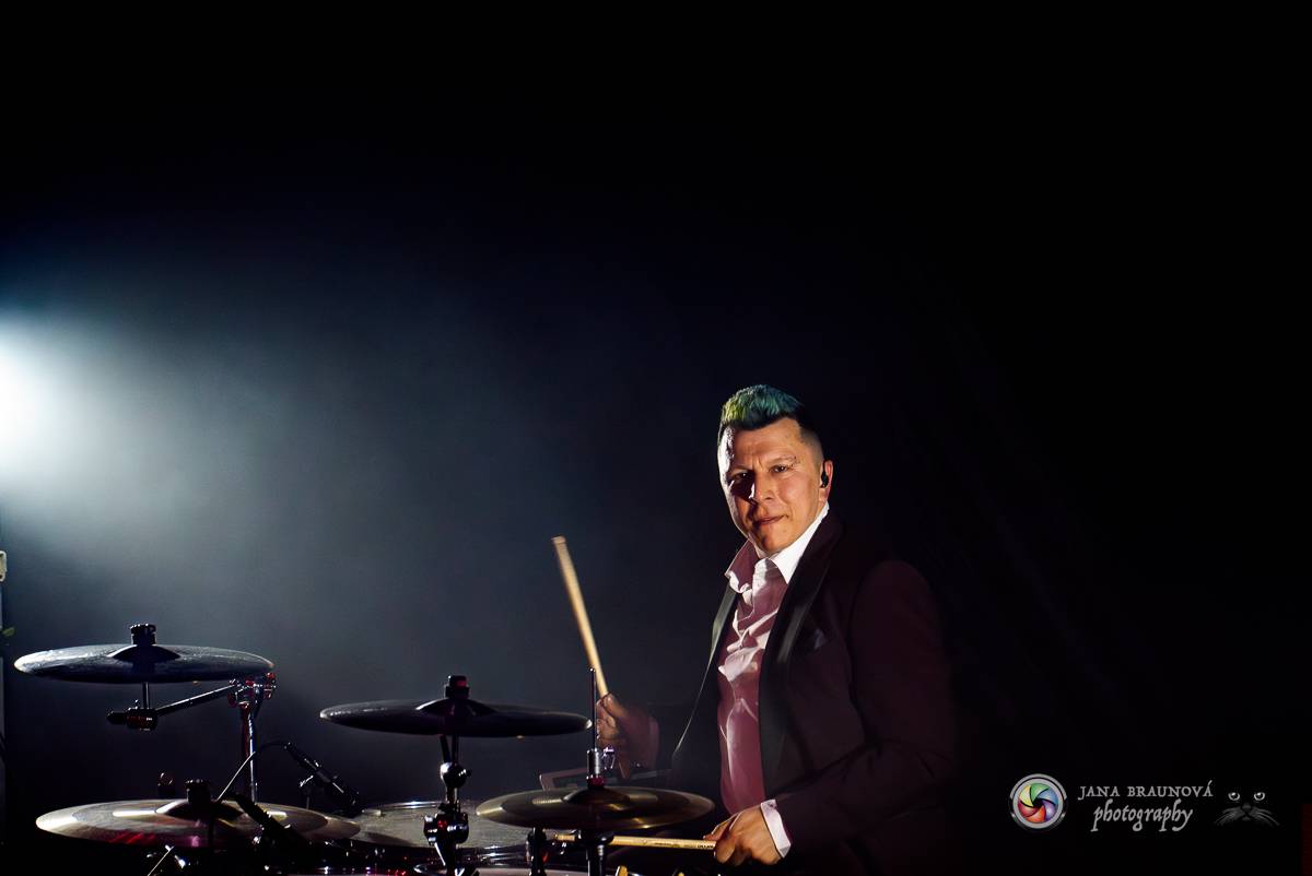 Jamaron si splnili sen. Ve Foru Karlín předvedli energickou show plnou ohňů, vzpomínali i na zesnulého Filipa Karlíka