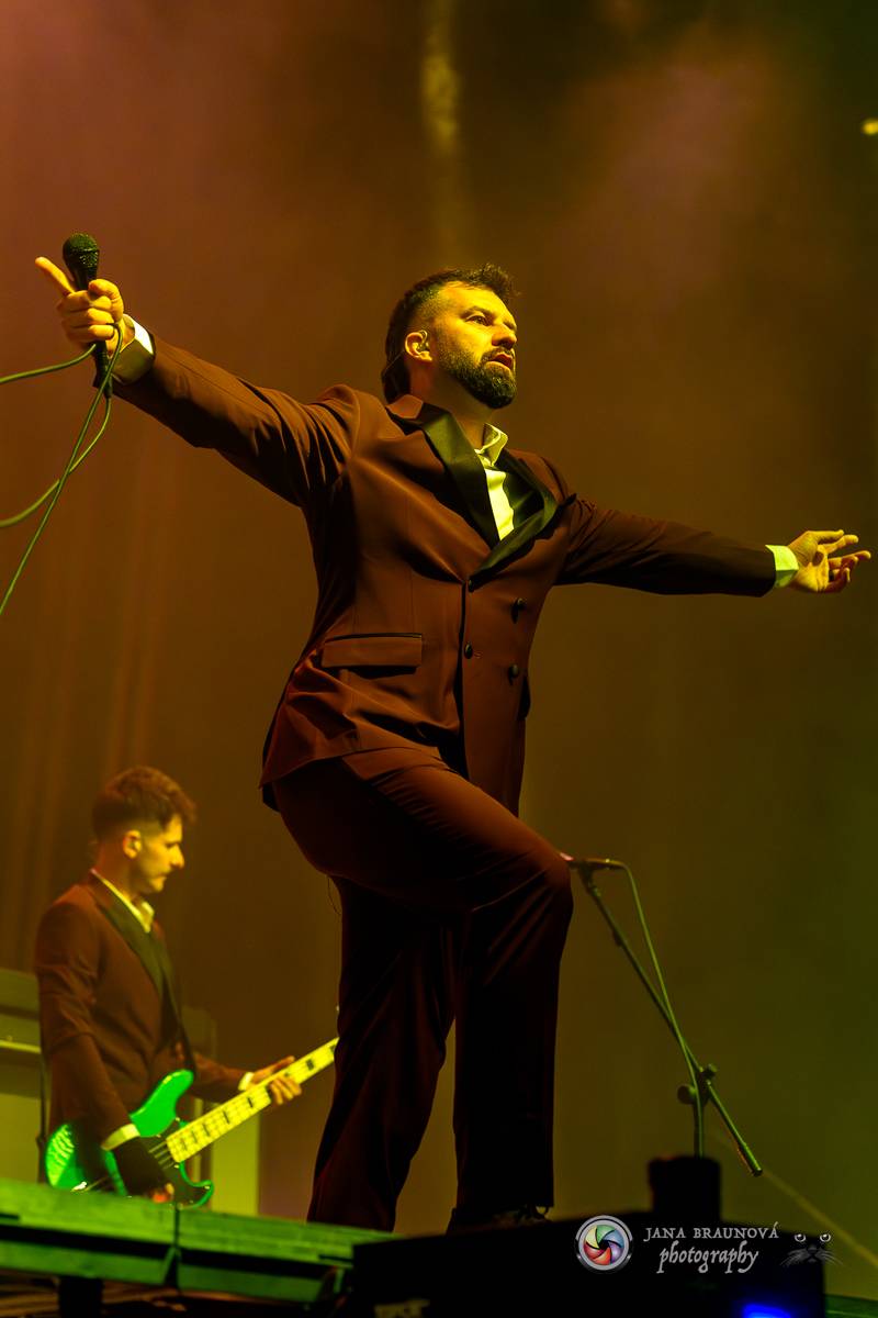 Jamaron si splnili sen. Ve Foru Karlín předvedli energickou show plnou ohňů, vzpomínali i na zesnulého Filipa Karlíka