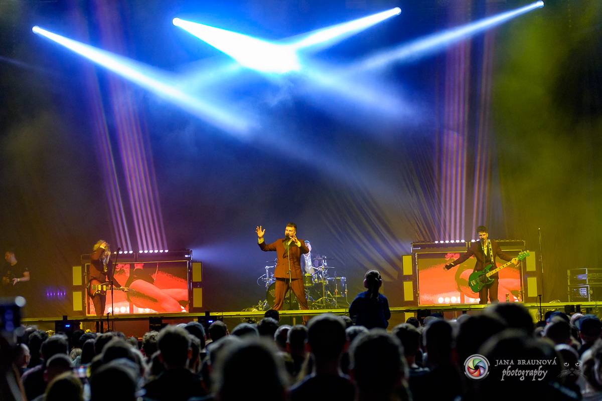 Jamaron si splnili sen. Ve Foru Karlín předvedli energickou show plnou ohňů, vzpomínali i na zesnulého Filipa Karlíka