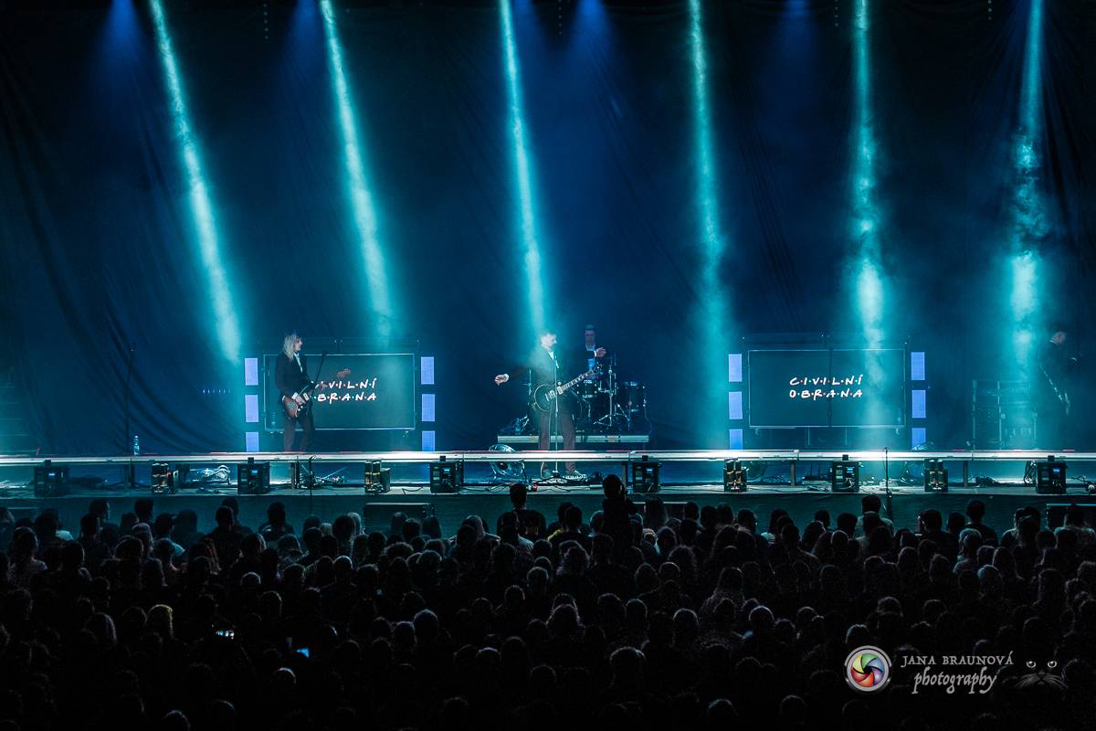 Jamaron si splnili sen. Ve Foru Karlín předvedli energickou show plnou ohňů, vzpomínali i na zesnulého Filipa Karlíka