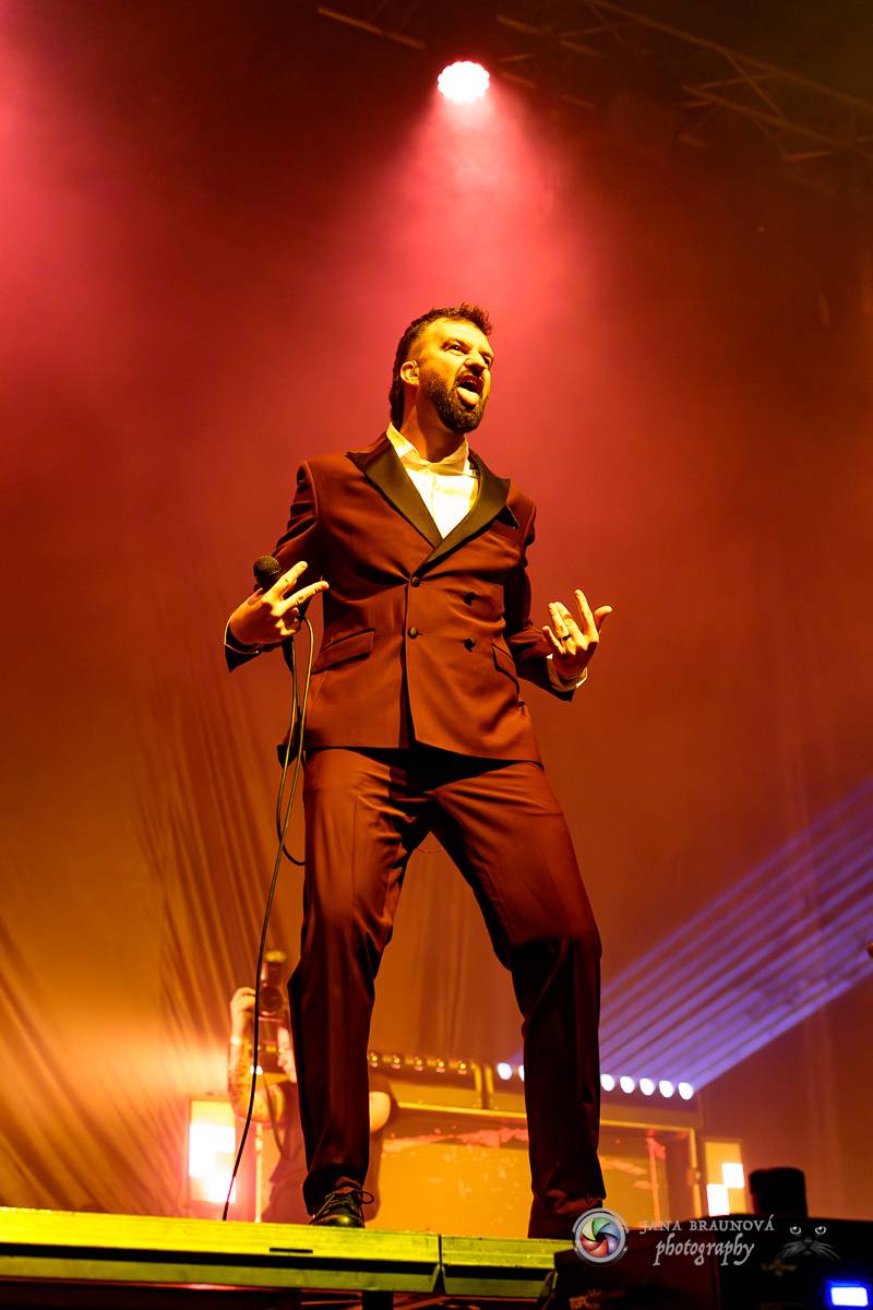 Jamaron si splnili sen. Ve Foru Karlín předvedli energickou show plnou ohňů, vzpomínali i na zesnulého Filipa Karlíka