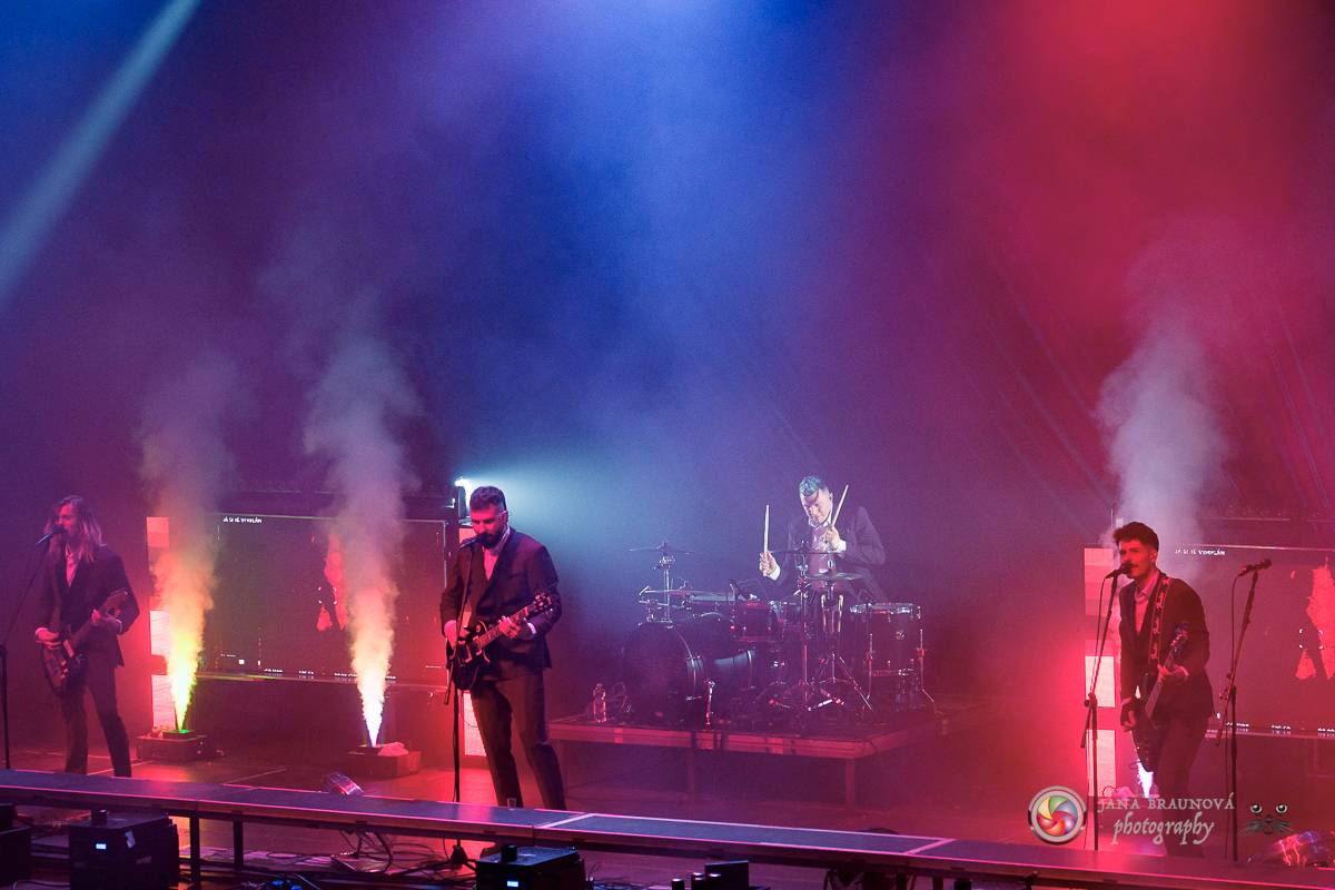 Jamaron si splnili sen. Ve Foru Karlín předvedli energickou show plnou ohňů, vzpomínali i na zesnulého Filipa Karlíka