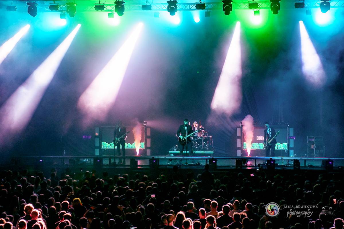 Jamaron si splnili sen. Ve Foru Karlín předvedli energickou show plnou ohňů, vzpomínali i na zesnulého Filipa Karlíka