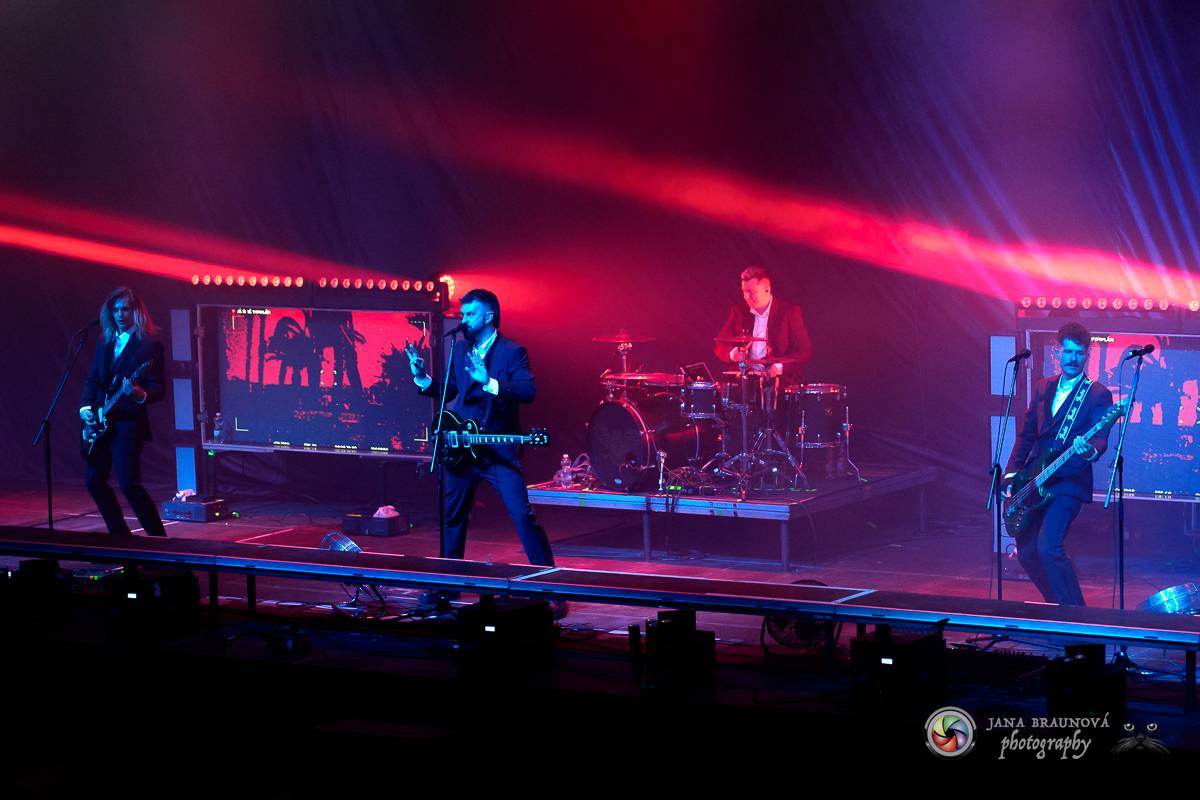 Jamaron si splnili sen. Ve Foru Karlín předvedli energickou show plnou ohňů, vzpomínali i na zesnulého Filipa Karlíka