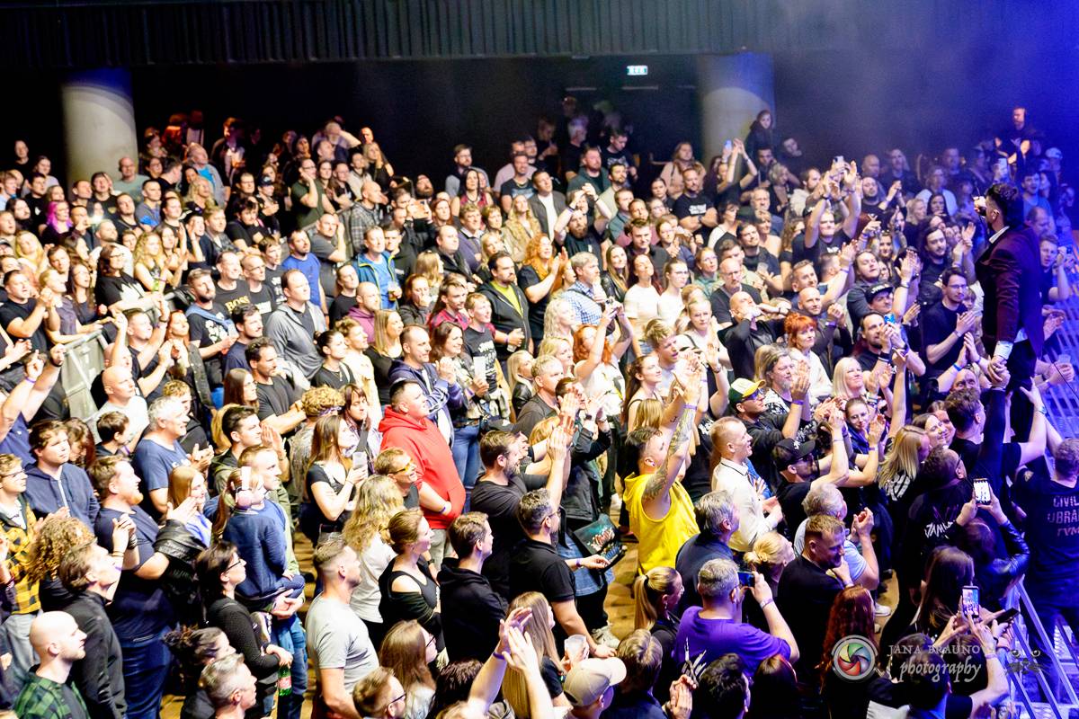 Jamaron si splnili sen. Ve Foru Karlín předvedli energickou show plnou ohňů, vzpomínali i na zesnulého Filipa Karlíka