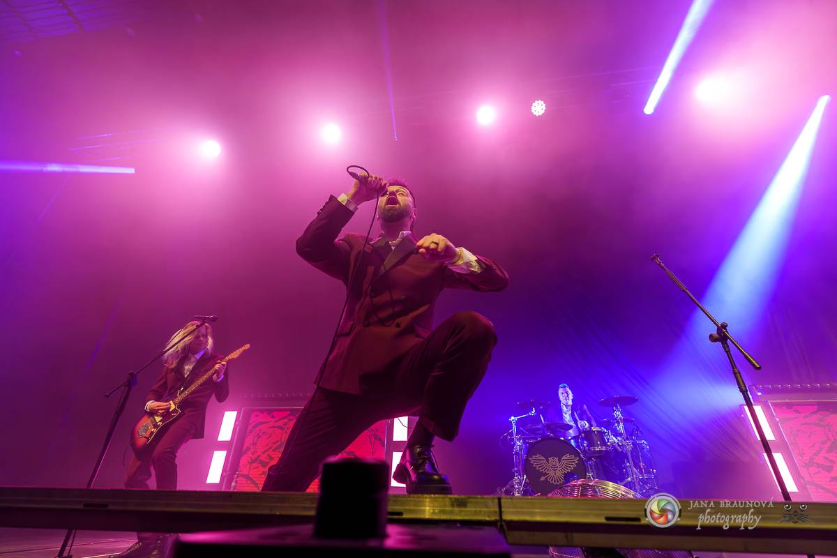 Jamaron si splnili sen. Ve Foru Karlín předvedli energickou show plnou ohňů, vzpomínali i na zesnulého Filipa Karlíka