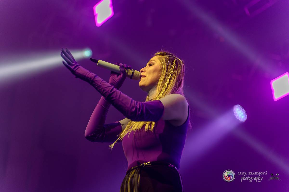 Jamaron si splnili sen. Ve Foru Karlín předvedli energickou show plnou ohňů, vzpomínali i na zesnulého Filipa Karlíka