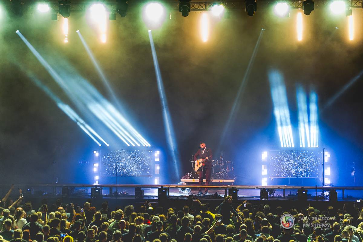 Jamaron si splnili sen. Ve Foru Karlín předvedli energickou show plnou ohňů, vzpomínali i na zesnulého Filipa Karlíka