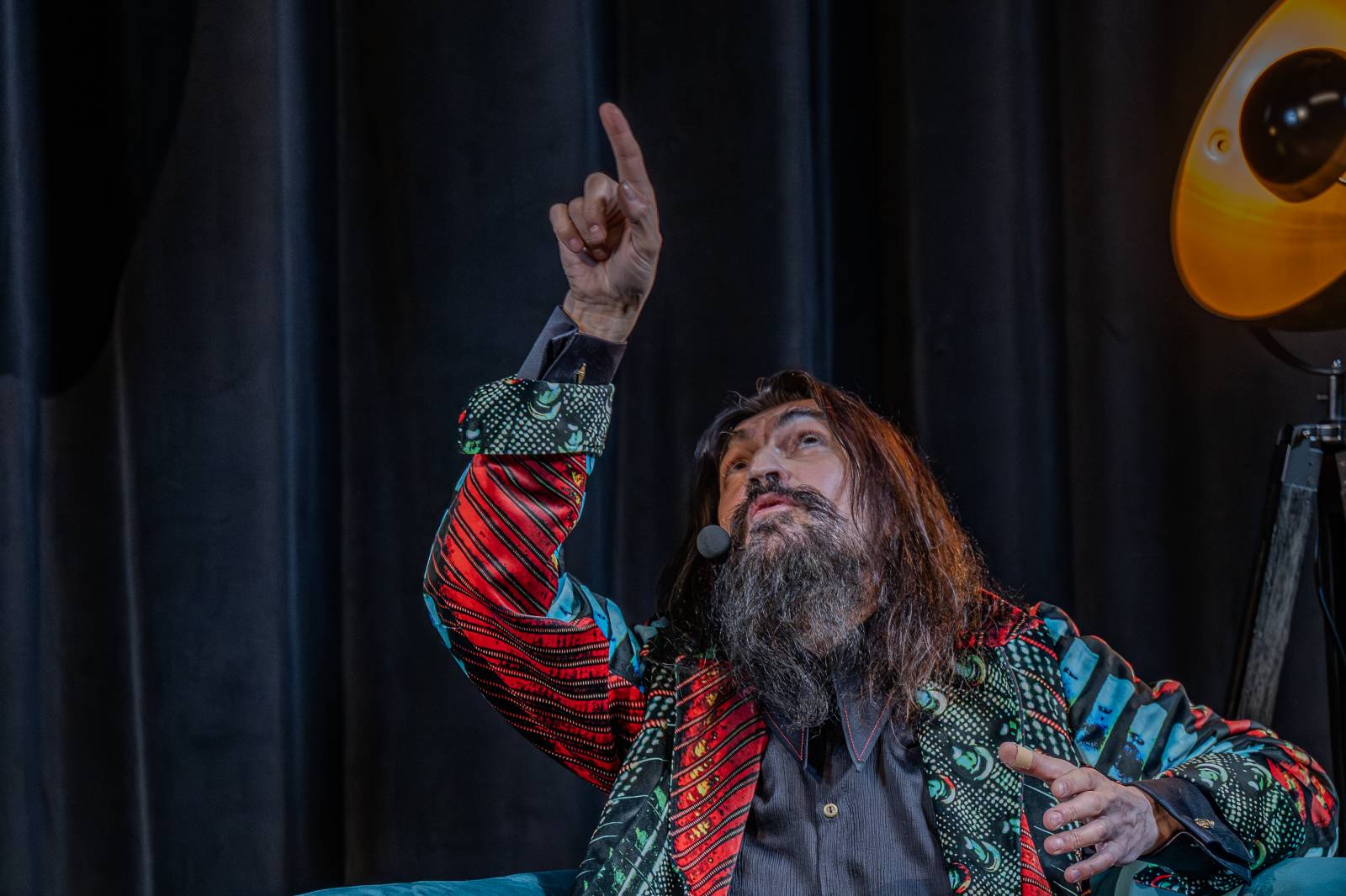 Diváky talkshow U Aleše na střeše bavili Robert Kodym, Varhan Orchestrovič Bauer i frontman Doctor Victor