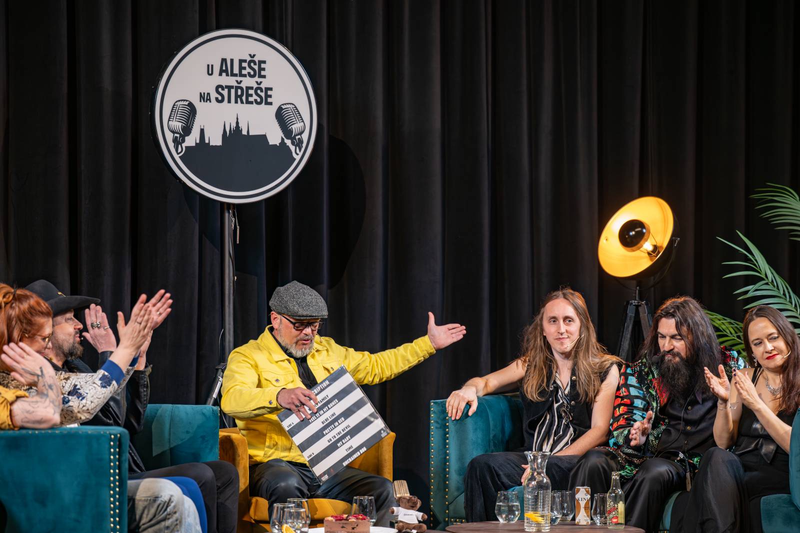 Diváky talkshow U Aleše na střeše bavili Robert Kodym, Varhan Orchestrovič Bauer i frontman Doctor Victor