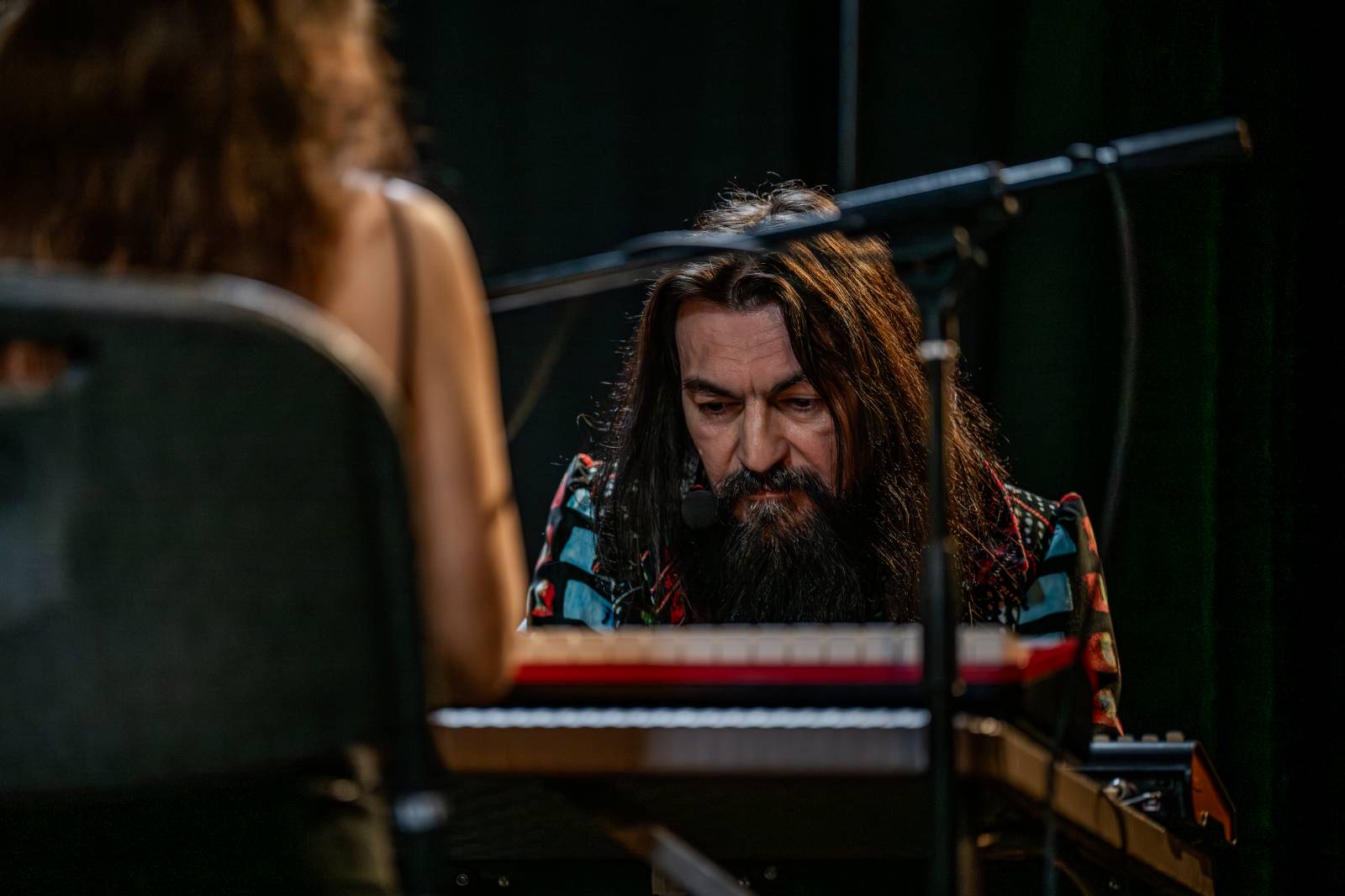 Diváky talkshow U Aleše na střeše bavili Robert Kodym, Varhan Orchestrovič Bauer i frontman Doctor Victor