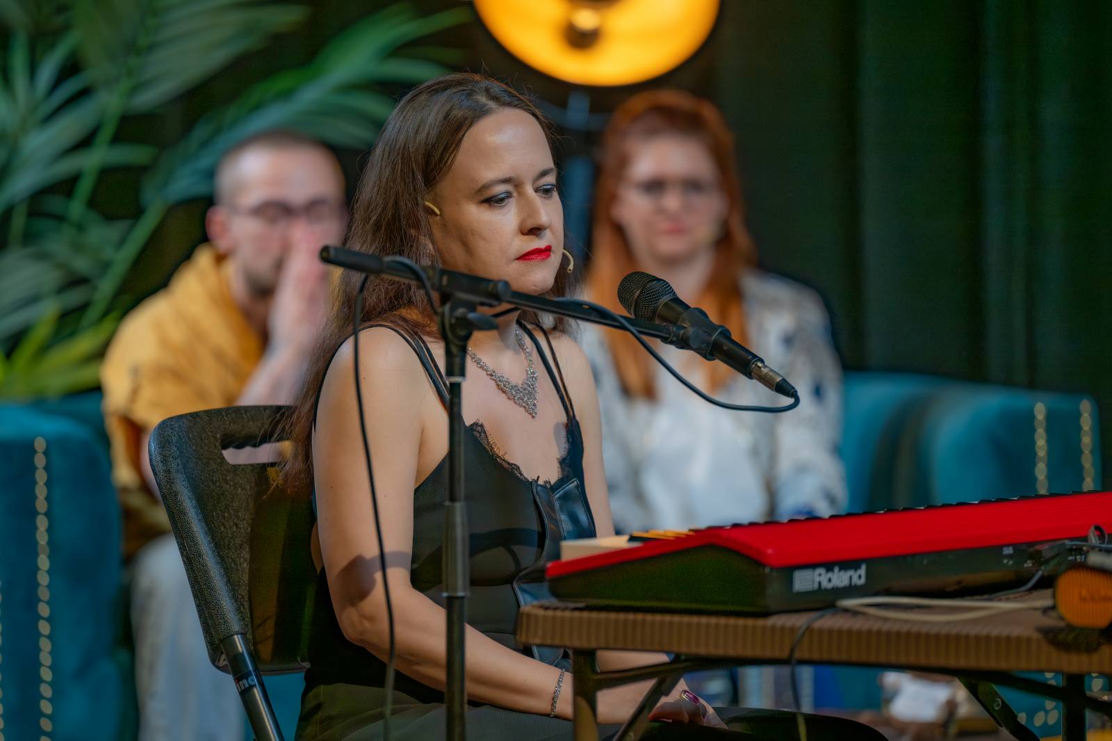 Diváky talkshow U Aleše na střeše bavili Robert Kodym, Varhan Orchestrovič Bauer i frontman Doctor Victor