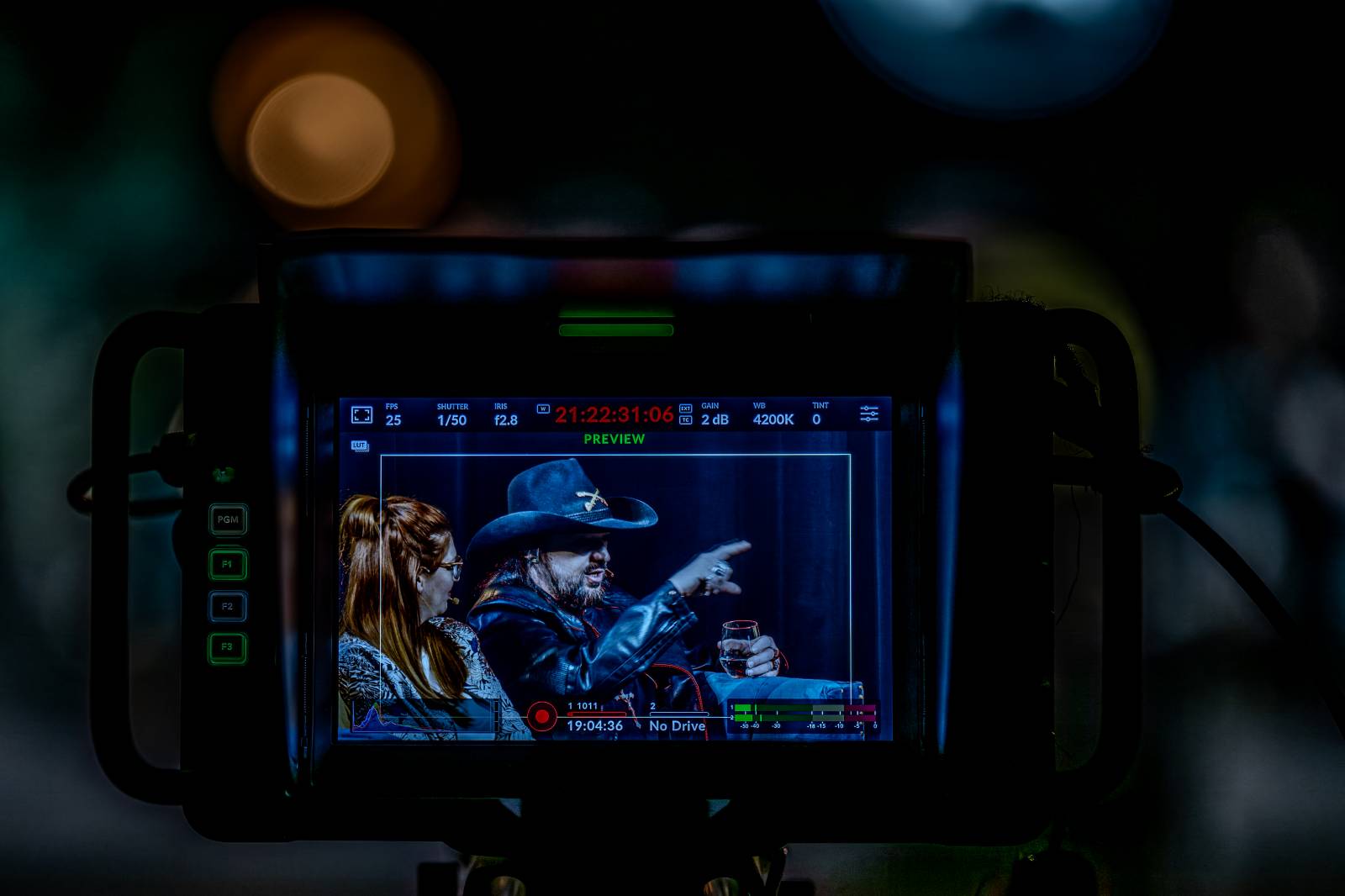 Diváky talkshow U Aleše na střeše bavili Robert Kodym, Varhan Orchestrovič Bauer i frontman Doctor Victor