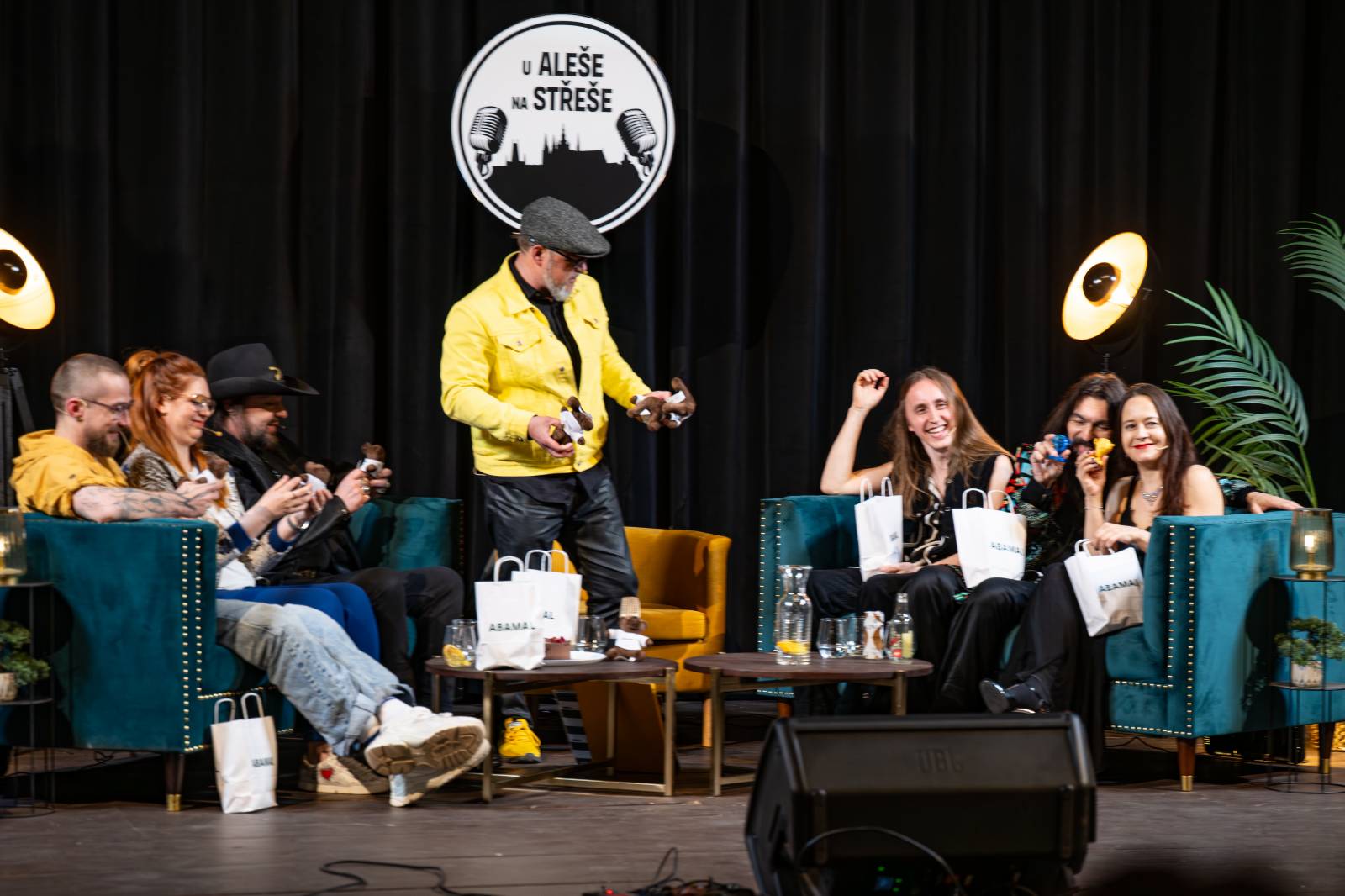 Diváky talkshow U Aleše na střeše bavili Robert Kodym, Varhan Orchestrovič Bauer i frontman Doctor Victor