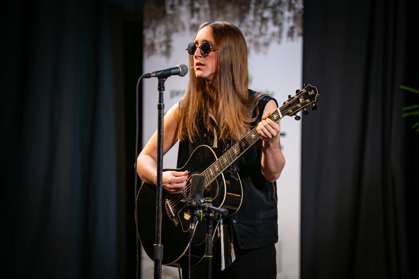 Diváky talkshow U Aleše na střeše bavili Robert Kodym, Varhan Orchestrovič Bauer i frontman Doctor Victor