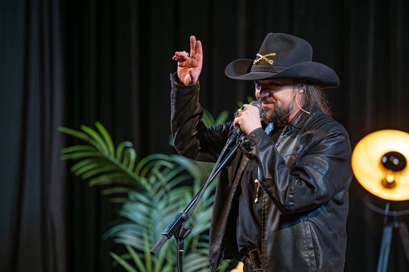 Diváky talkshow U Aleše na střeše bavili Robert Kodym, Varhan Orchestrovič Bauer i frontman Doctor Victor