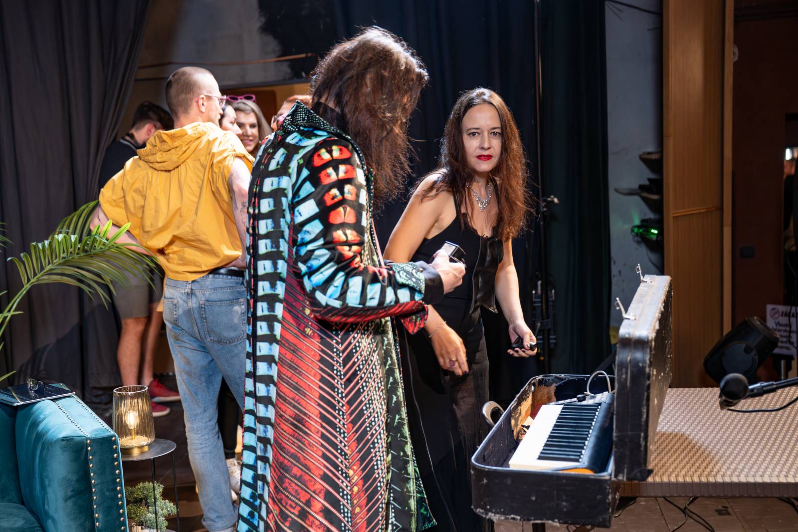 Diváky talkshow U Aleše na střeše bavili Robert Kodym, Varhan Orchestrovič Bauer i frontman Doctor Victor