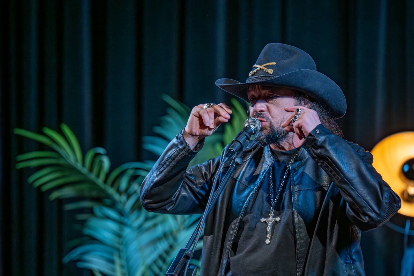 Diváky talkshow U Aleše na střeše bavili Robert Kodym, Varhan Orchestrovič Bauer i frontman Doctor Victor