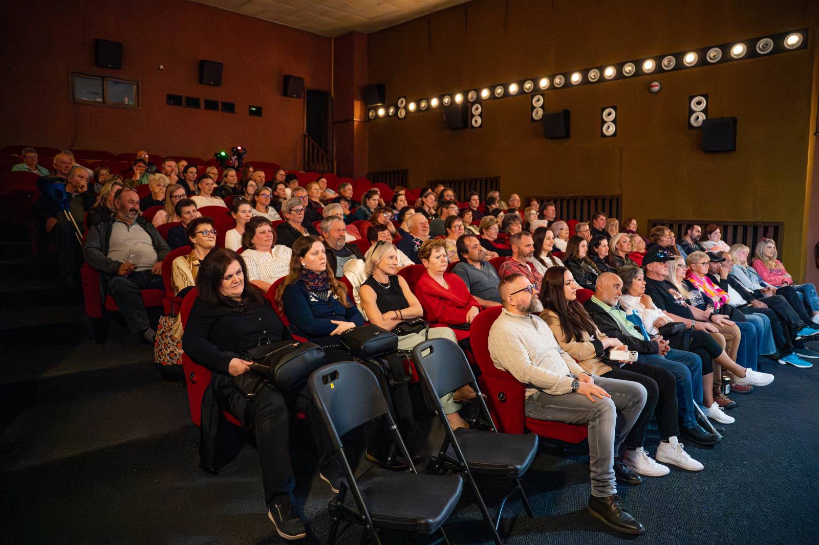 Diváky talkshow U Aleše na střeše bavili Robert Kodym, Varhan Orchestrovič Bauer i frontman Doctor Victor