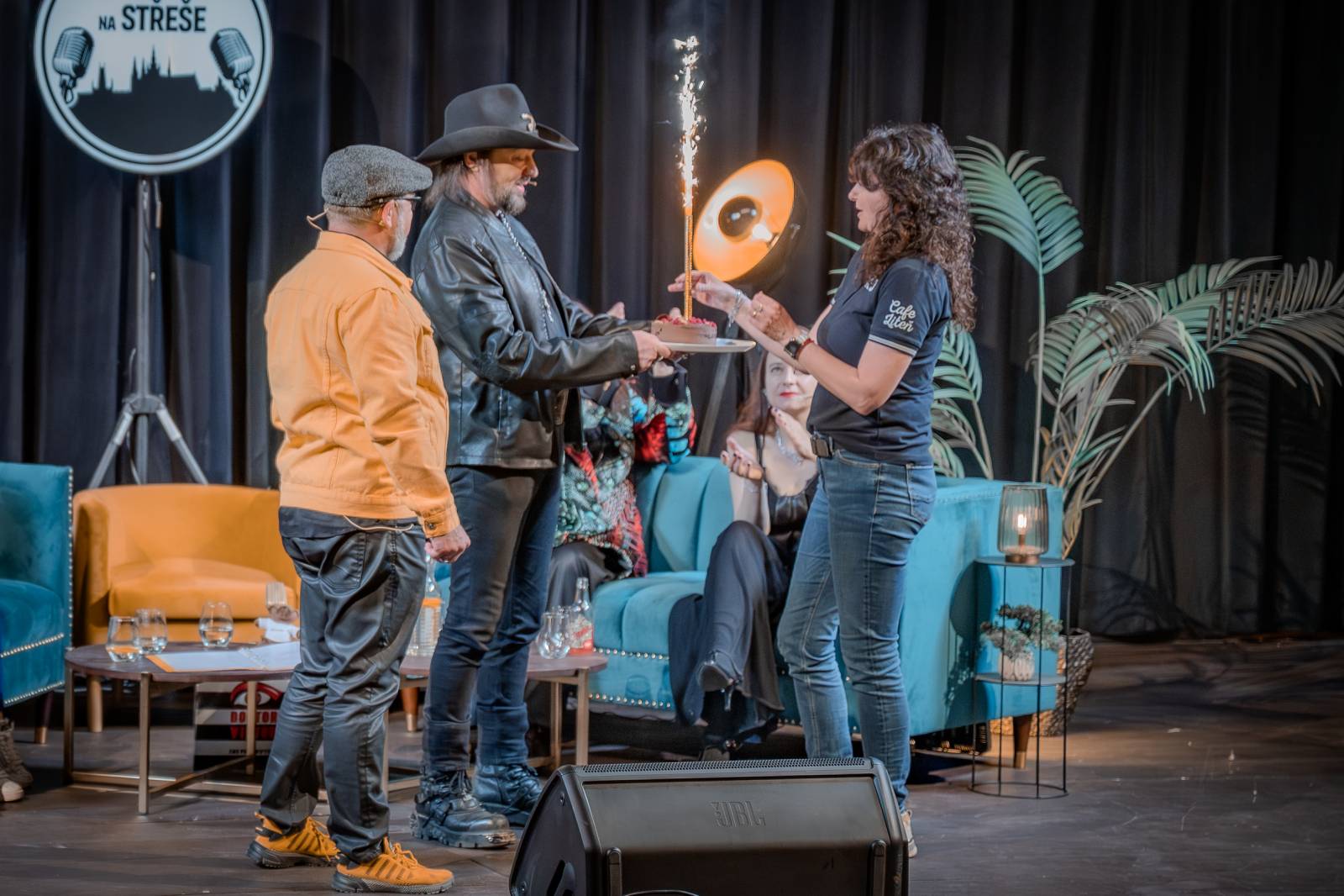 Diváky talkshow U Aleše na střeše bavili Robert Kodym, Varhan Orchestrovič Bauer i frontman Doctor Victor