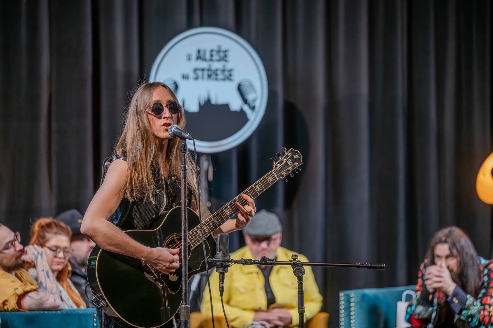 Diváky talkshow U Aleše na střeše bavili Robert Kodym, Varhan Orchestrovič Bauer i frontman Doctor Victor