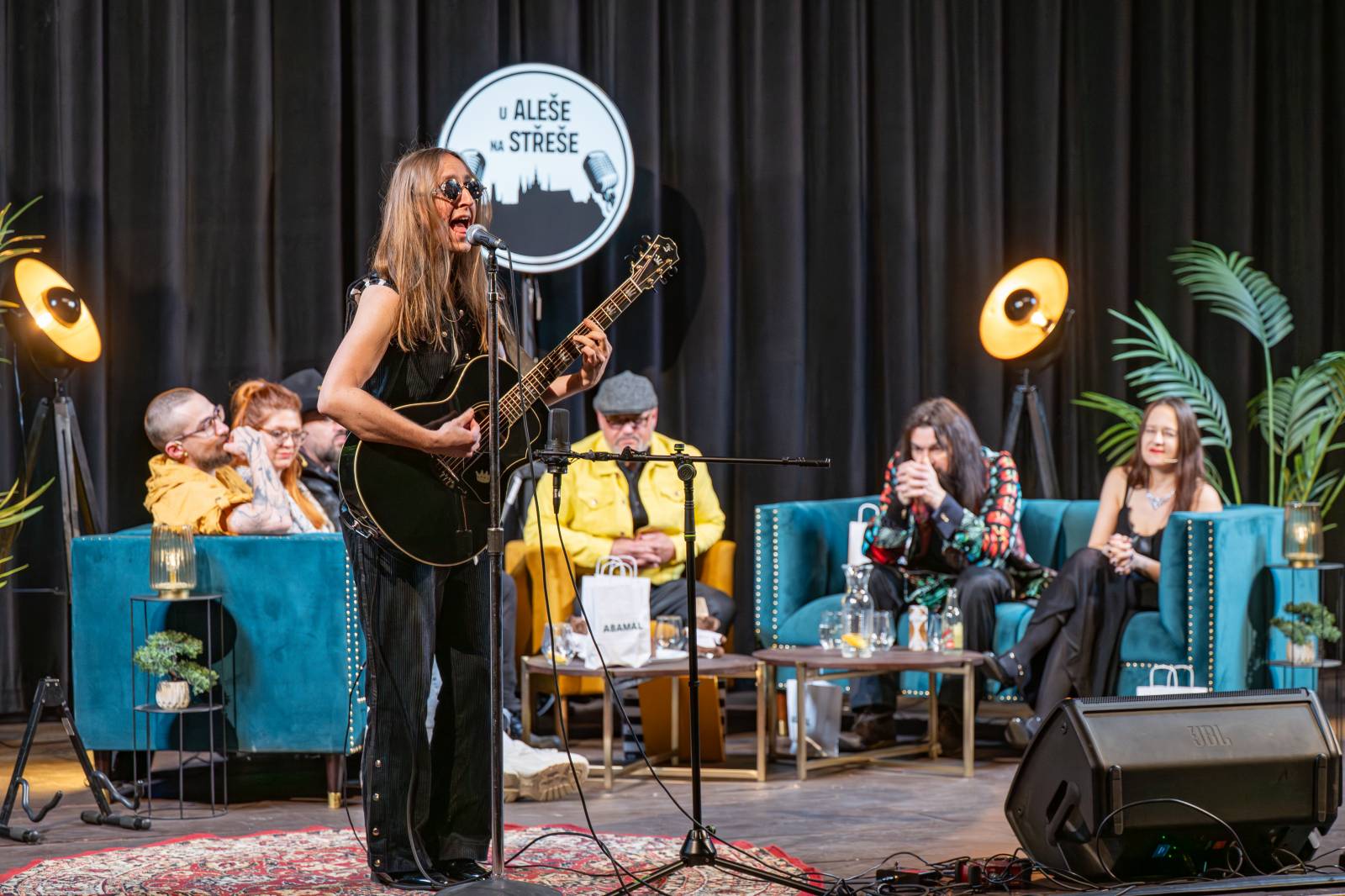 Diváky talkshow U Aleše na střeše bavili Robert Kodym, Varhan Orchestrovič Bauer i frontman Doctor Victor