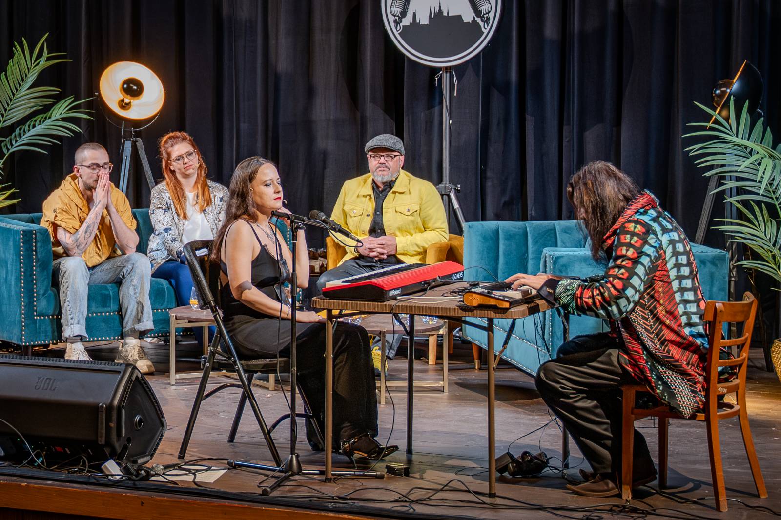 Diváky talkshow U Aleše na střeše bavili Robert Kodym, Varhan Orchestrovič Bauer i frontman Doctor Victor