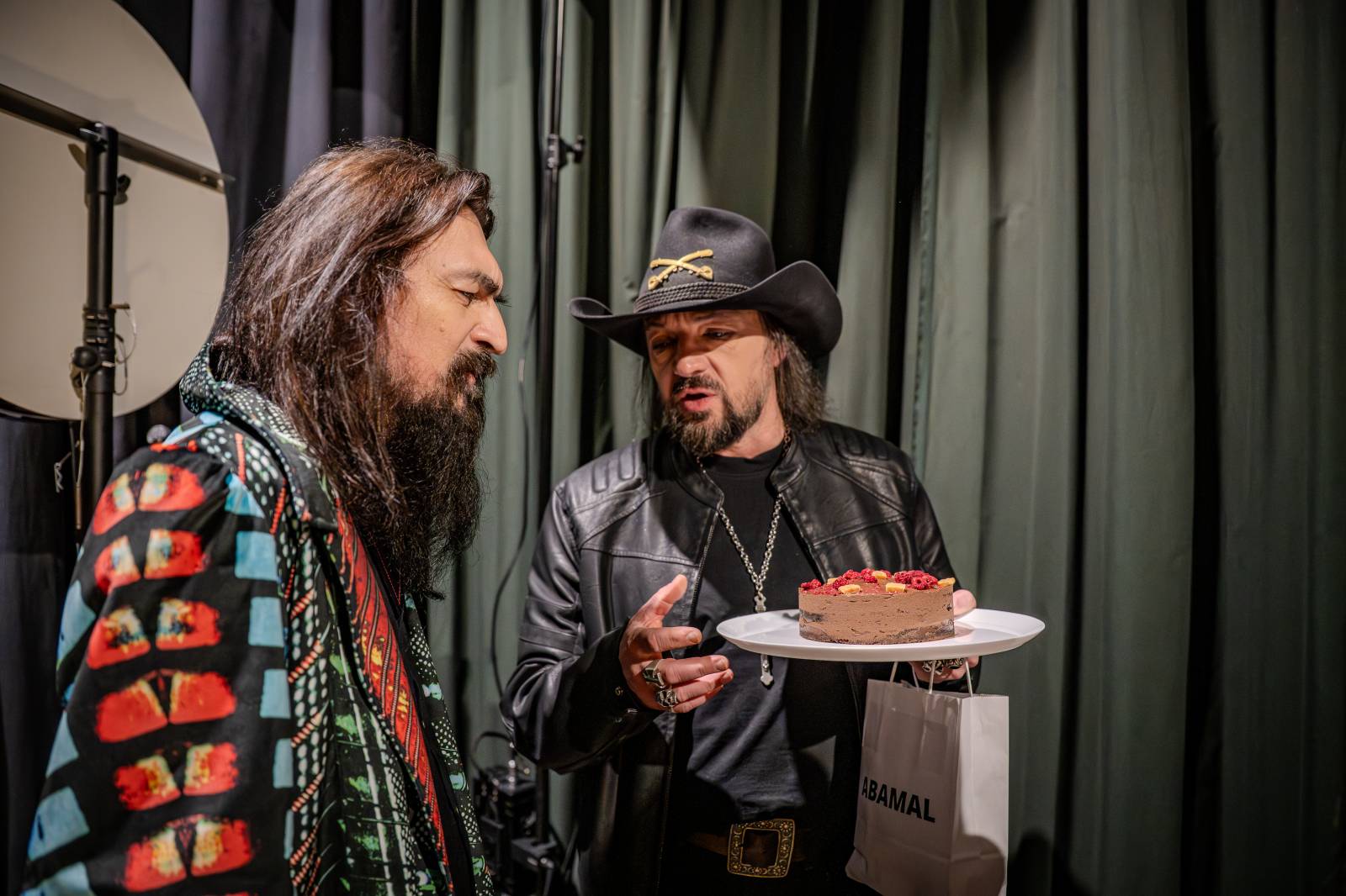 Diváky talkshow U Aleše na střeše bavili Robert Kodym, Varhan Orchestrovič Bauer i frontman Doctor Victor