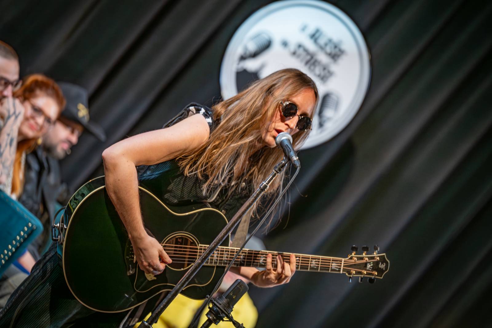 Diváky talkshow U Aleše na střeše bavili Robert Kodym, Varhan Orchestrovič Bauer i frontman Doctor Victor